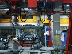 Die mit Hilfe dieser Maschine auf die "Felgen" aufgezogen werden.