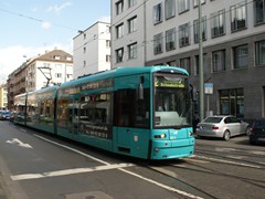 Am westlichen Ende biegt die Strecke in die Eckenheimer Landstraße Richtung Norden ab.