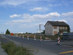 Die Vegitation rund um das Bauernhaus ist gerodet
