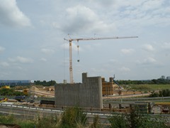 Der Brückenpfeiler auf dem Mittelstreifen der Autobahn A661
