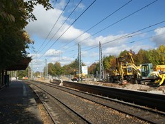 Die Gleise liegen nun nicht mehr parallel zur Bahnsteigkante