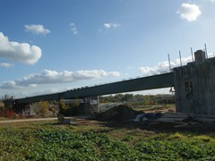 Sie ist aus Stahl und sieht auch wie eine Bahnbrücke aus