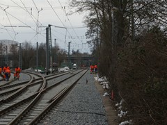 Eine Betriebsunterbrechung der Linien U1 und U3 war notwendig um mit großem Personalaufwand den Anschluß der neuen Gleise an die bestehenden Strecken zu ermöglichen. 