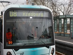 Am 12.12.2010 fuhr die OB Petra Roth den Eröffnungszug der Riedbergbahn auf den Riedberg.