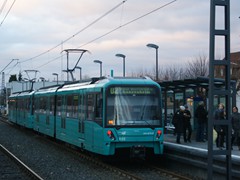 Dort trifft sie auf die Linie U2