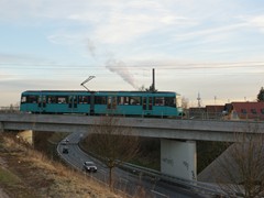 ...die Rosa Luxemburg Straße überquerend