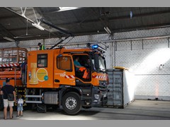 Seltener Anblick, der Turmwagen mit gehobenem Pantographen