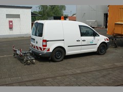 Ein kleiner Gleispflegewagen.