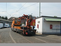 DieGleisrottenmaschine 2042 von hinten.