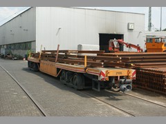 Rungenwagen vor dem Gleislager