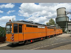 Schienenschleifzug und Schotterbunker.