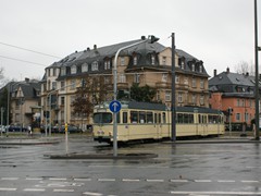 O überquert die Kennedyallee