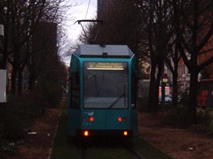 Vor 11 Jahren nahm man noch Rücksicht auf Allee Bäume und baute ein eingleisiges Stück um die Bäume zu erhalten. Auch R Wagen fuhren zur Eröffnung