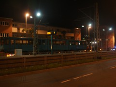 Dieser Zug steht nicht am oder auf dem Bahnsteig....