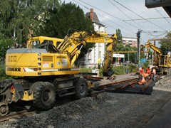 Die vormontierte Weiche wird mit Hilfe eines Allwegbaggers in Position gebracht