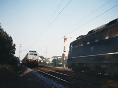 110 29-2 wartet 103 306-6 ab, denn hier wurde dei Strecke baustellenbedingt kurz vor der Station Eschersheim eingleisig