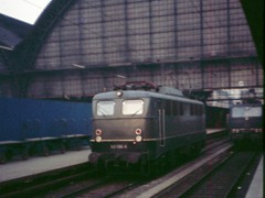 E 140, die Standard Lok für den Nahverkehr. Im Hintergrund der Bauzaun des S-Bahn Tunnels im Hauptbahnhof Frankfurt am Main