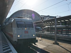 E 101 vor einem IC nach München