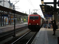 BR 185 588-1 durchfährt mit einem Kesselzug den Mainzer Hauptbahnhof