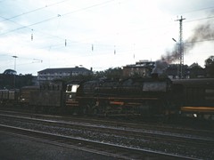 044 385-3 bei Schwerstarbeit, einen Stahlzug ziehend BW Gelsenkirchen