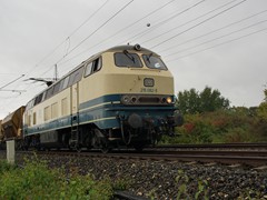 BR 215 082-9 des EVU "Aggerbahn" vor einem Bauzug