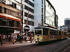 Ein Kkk Zug der Linie 14 auf der Zeil gefolgt von einem Ll Zug, der Ablösung der K-Wagen