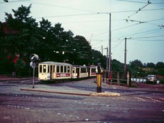 Ein Kkf Zug der Linie 22 an der Kreuzung Eckenheimer Landstrasse / Marbachweg den Marbachweg Richtung Endhaltestelle Gießener Strasse fahrend.
