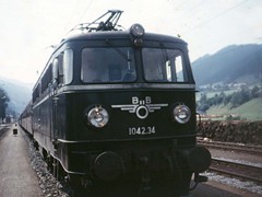 1042 der ÖBB in grüner Lackierung
