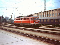 1042 der ÖBB in blutorange Lackierung