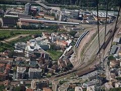 Luftansicht des Bahnhofs Bozen in Südtirol