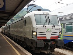 Vectron E 193 im Doppelpack kommt vom Brenner herunter