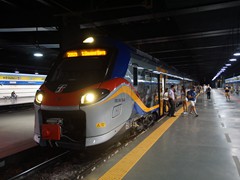 Ein Pop (Coradia Stream) Nahverkehrszug im Regionalbahnhof "Gabrialdi" in Napoli
