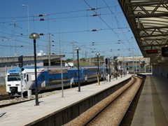 Ein blauer Zug der Fertagus Bahn-Gesellschaft Richtung Süden....