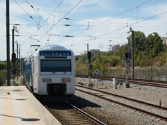 Der ALSTOM Dosto Triebwagenzug verlässt Corrios Richtung Setúba