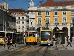  Neu und Alt begegnen sich am Praça do Comércio 