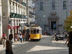 Mit der Straßenbahn verlassen wir den Largo de Comores weiter Richtung Sao Bento