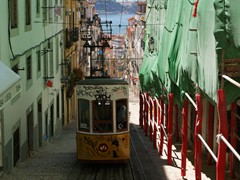 Auf die Calcada do Combro stösst dann der Elevador da Bica