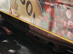 ....in mühsamer Arbeit vom Fahrer aus dem Fahrwerk herausgeholt wurde.