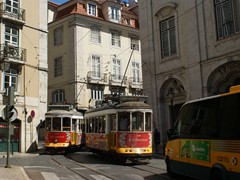 ÖPNV Karavane beim Aufstieg Richtung Catedral de Lisboa