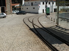 Nach dem Besuch der Wagenhalle setzen wir unsere Reise zum nächsten Stop Colares fort, hier der Ausweich unterhalb des Depots
