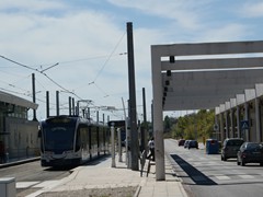 Leider gibt es im Großraum Lissabons keinen Verkehrsverbund. Denn nur so lässt es sich wie an der Station Corroios erklären, dass kein direkter Übergang auf den direkt linker Hand angrenzenden Bahnsteig der Regionalbahnen möglich ist.