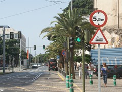 Achtung Straßenbahn! Wr haben Fundación verlassen und biegen in die....