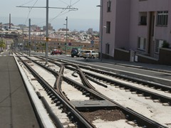 Obwohl sich vor der Station ein einfacher Gleiswechsel befindet wird nach....