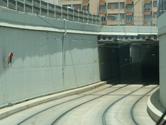 ...fährt in den Tunnel...