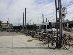 Ein NGT DD8 am Bahnhof