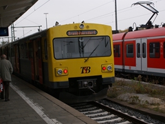Solch profanes ist die Regel in Bad Homburg anzutreffen, neben dem ET423 Es handelt sich um einen Dieseltriebwagen vom Typ VT 2E. Dieser ist in Anlehnung an den DT2 der Hamburger Hochbahn von LHB gebaut