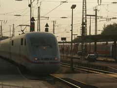 Ein ICE 1 fährt in Karlsruhe ein