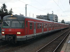 2013 begann der Abschied der ET 420 von der Linie S3 der S-Bahn Rhein-Main. Hier verlässt ET420 832-8 Rödelheim