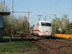 Freundlicher Gruß eines freundlichen Lokführers ET 401 in Ginnheim. An diesem Tag fuhren umleitungsbedingt ICE über die Main-Weser Bahn.