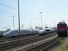 Auch REs dürfen dort auf den nächsten Einsatz warten. Hier eine gepflegte E110 441-3 mit N-Wagen im Schlepp